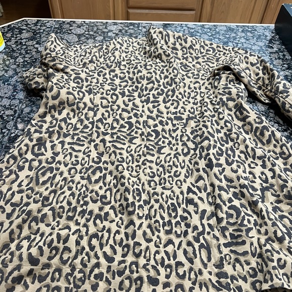 Woman’s medium CAbi cheetah coat - Picture 5 of 7